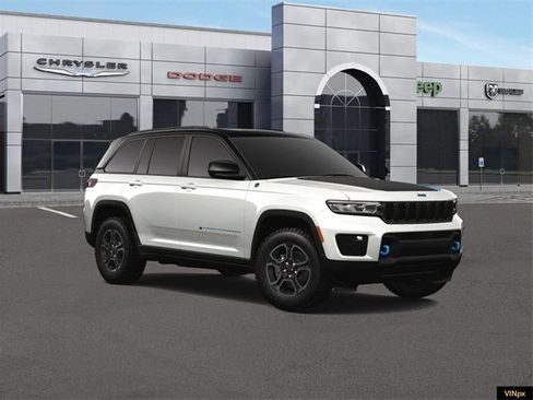New 2023 Jeep Grand Cherokee Trailhawk w/ Advanced Protech Group II image 11