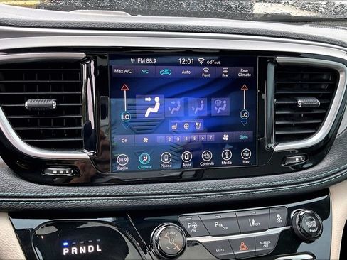 Used 2018 Chrysler Pacifica Limited w/ Advanced Safetytec Group FWD image 34