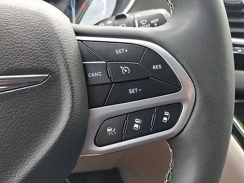 Used 2024 Chrysler Pacifica Touring-L FWD image 26