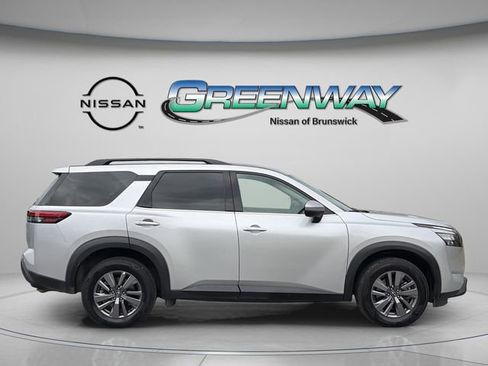 Used 2025 Nissan Pathfinder SV image 8