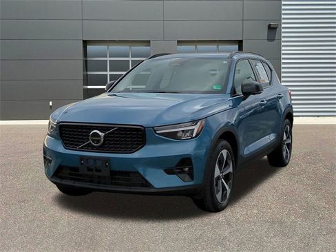 Used 2025 Volvo XC40 B5 Plus image 3