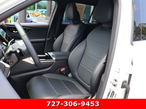 Used 2025 Mercedes-Benz GLC 300 image 2