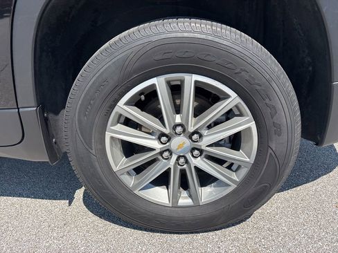 Used 2023 Chevrolet Traverse LT FWD image 16