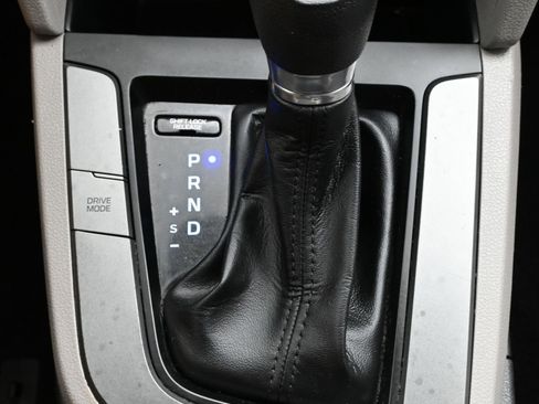 Used 2020 Hyundai Elantra SE image 18
