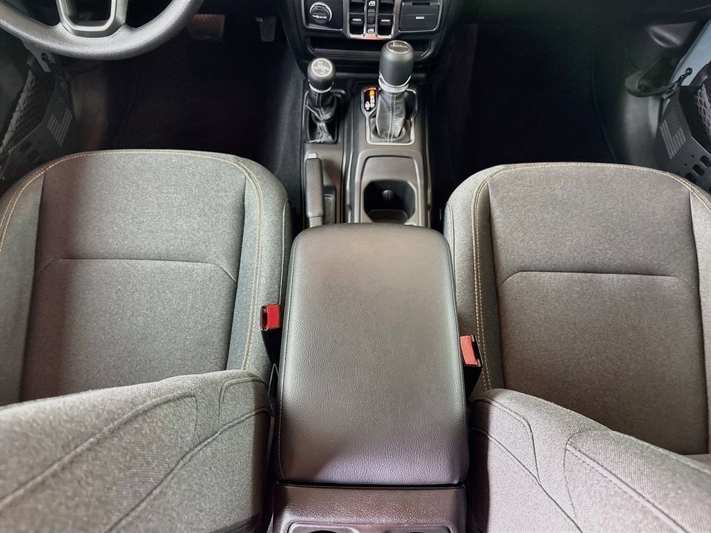 Used 2025 Jeep Gladiator Sport AWD/4WD image 16