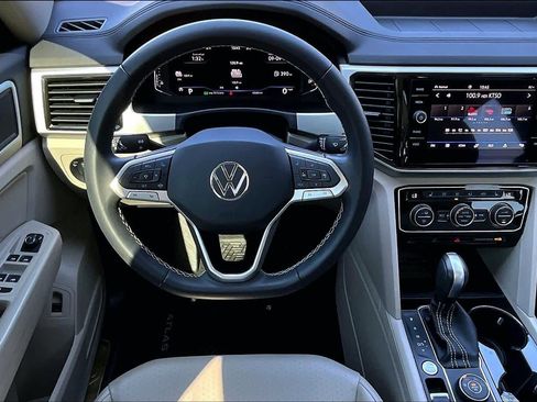 Used 2023 Volkswagen Atlas SE w/ Panoramic Sunroof Package AWD/4WD image 6