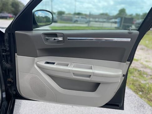 Used 2010 Chrysler 300 Touring RWD image 29