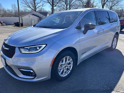 Used 2024 Chrysler Pacifica Touring-L FWD image 7