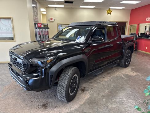Used 2025 Toyota Tacoma TRD Off-Road w/ TRD Off Road Upgrade Package AWD/4WD image 3