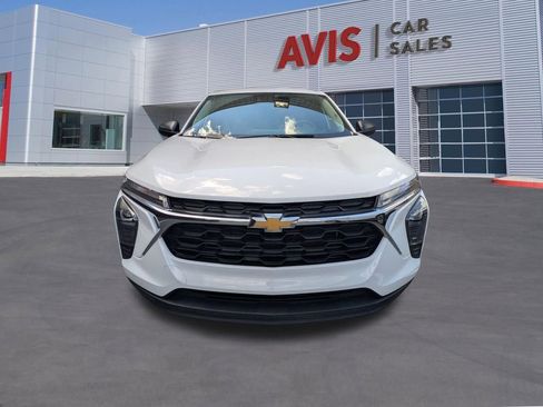 Used 2025 Chevrolet Trax LS FWD image 2