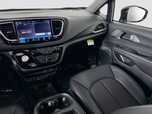 New 2026 Chrysler Pacifica Select w/ S Appearance Package image 22