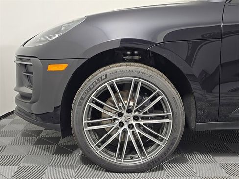 Certified 2025 Porsche Macan image 11