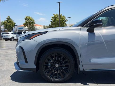 Used 2025 Toyota Highlander XSE AWD/4WD image 25