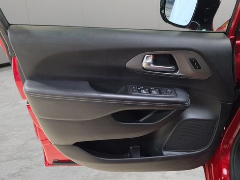 Used 2025 Chrysler Pacifica Select FWD image 13