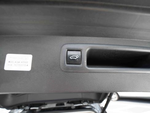 Used 2023 Toyota Highlander XLE AWD/4WD image 29