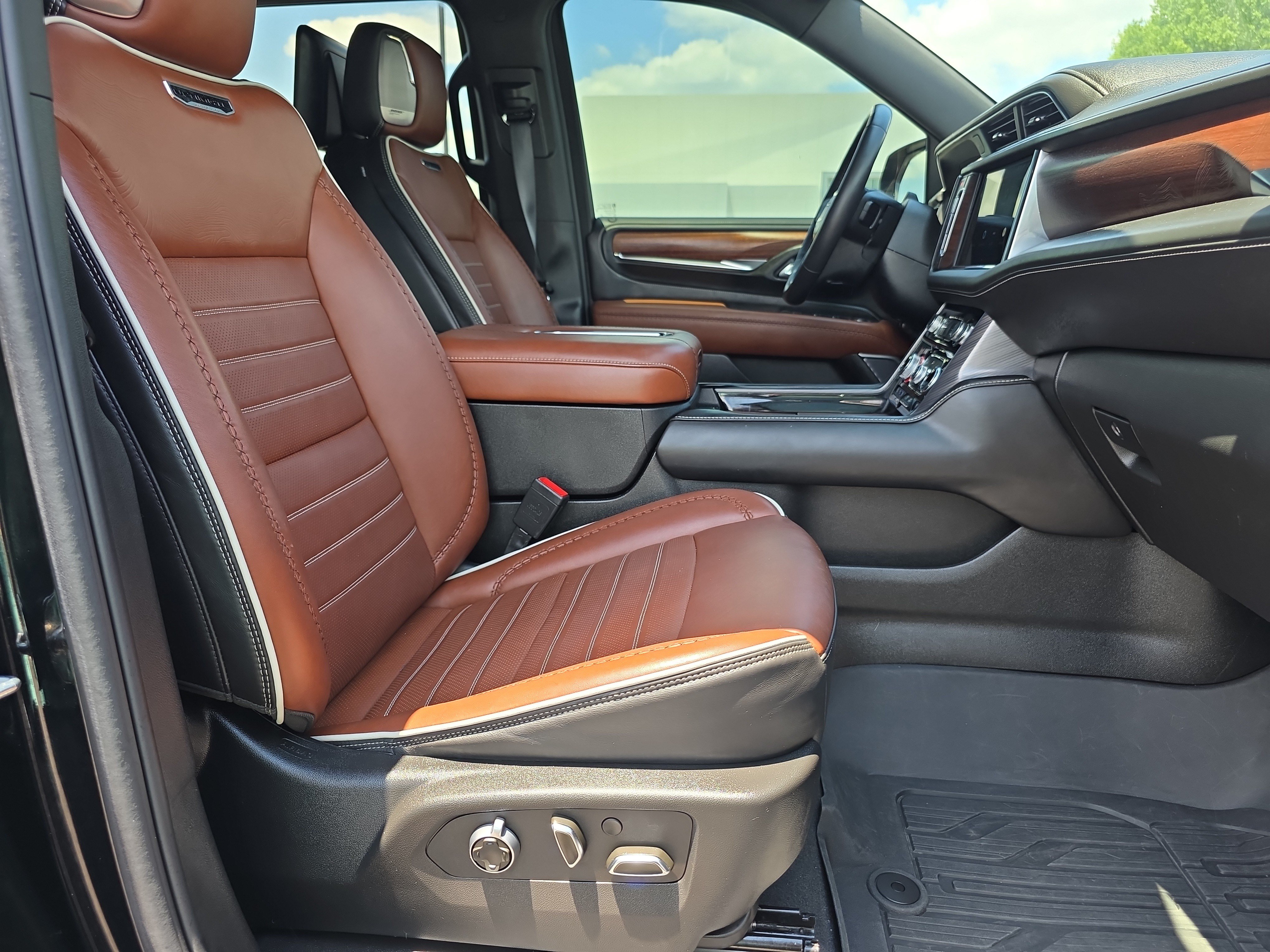 Used 2024 GMC Yukon Denali Ultimate AWD/4WD image 17