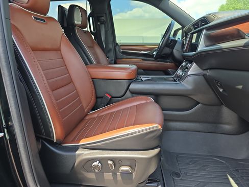 Used 2024 GMC Yukon Denali Ultimate AWD/4WD image 17
