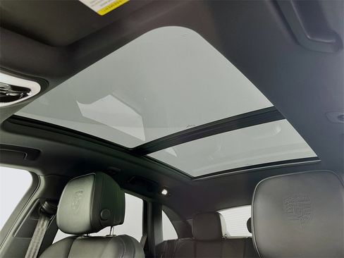 Certified 2025 Porsche Macan image 20