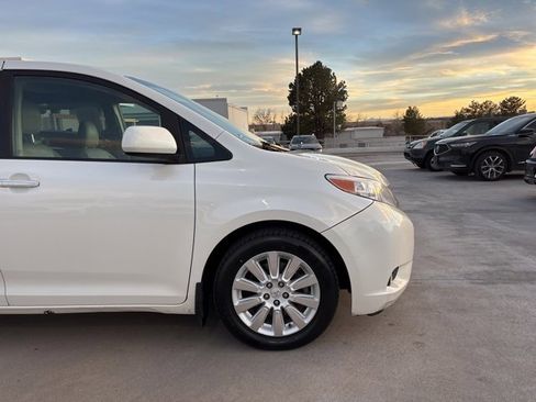 Used 2015 Toyota Sienna AWD image 3