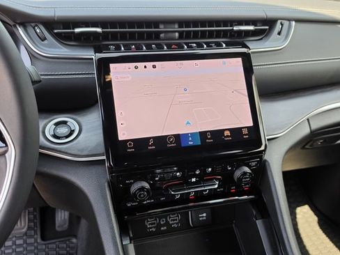 Used 2023 Jeep Grand Cherokee Overland w/ Luxury Tech Group IV RWD image 9