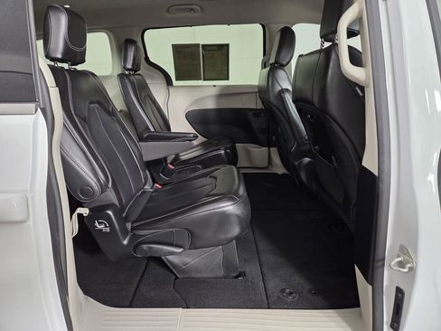 Certified 2023 Chrysler Pacifica Touring-L image 58