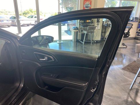 Used 2016 Chrysler 200 Limited FWD image 21