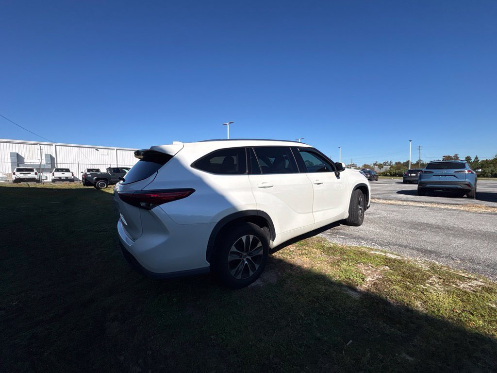 Used 2021 Toyota Highlander XLE FWD image 19