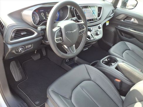 New 2026 Chrysler Pacifica Select image 4