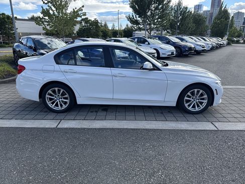 Used 2018 BMW 320i xDrive Sedan AWD/4WD image 4