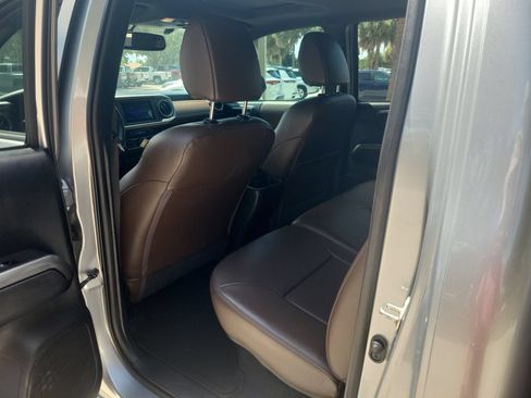 Used 2017 Toyota Tacoma Limited w/ Tow Package RWD image 9