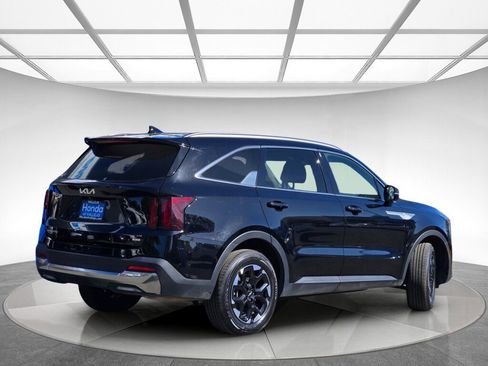 Used 2024 Kia Sorento S AWD/4WD image 3
