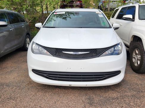 Used 2020 Chrysler Voyager L FWD image 2