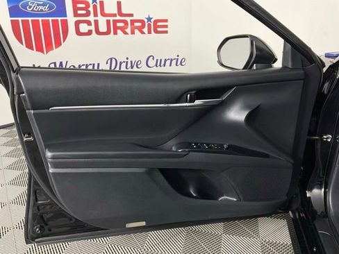 Used 2018 Toyota Camry LE image 10