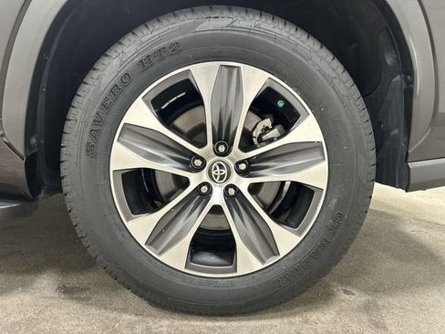 Used 2022 Toyota Highlander XLE FWD image 11