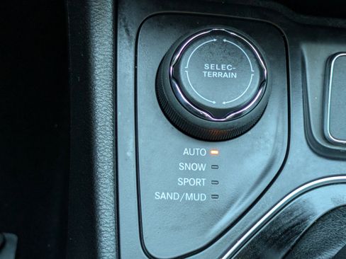 Used 2021 Jeep Cherokee Limited w/ Elite Package image 31