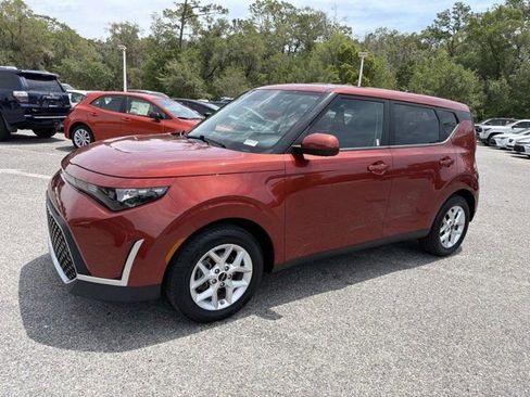 Used 2024 Kia Soul LX w/ Option Group 015 FWD image 5