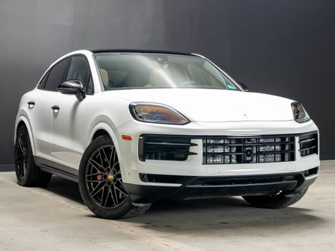 Certified 2025 Porsche Cayenne S AWD/4WD image 9