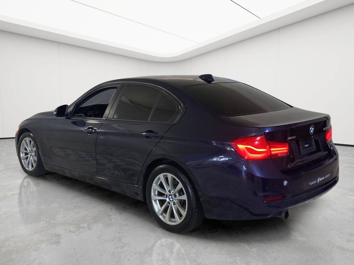 Used 2017 BMW 320i xDrive Sedan AWD/4WD image 4