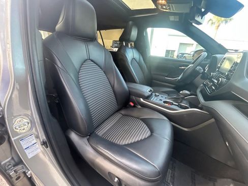 Used 2022 Toyota Highlander XSE image 27