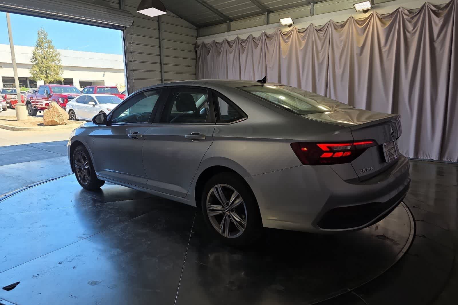 Used 2024 Volkswagen Jetta SE FWD image 7