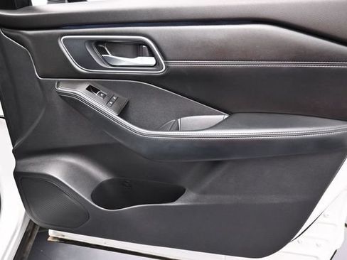 Used 2025 Nissan Rogue Platinum w/ Platinum Premium Package FWD image 34