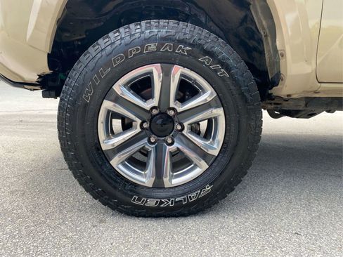 Used 2017 Toyota Tacoma Limited w/ Tow Package AWD/4WD image 14