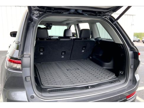 Used 2024 Jeep Grand Cherokee Limited w/ Black Appearance Package image 27