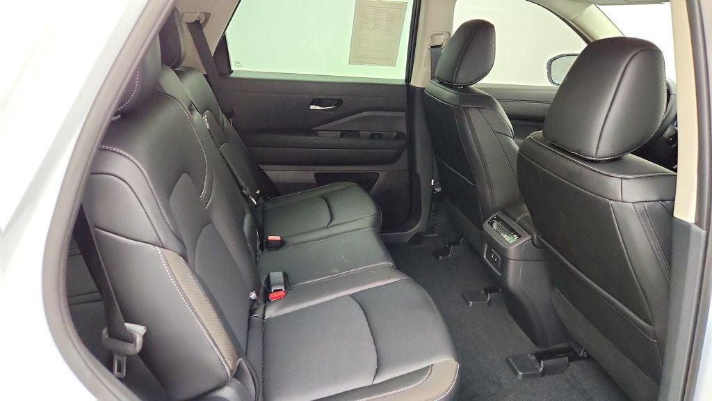 Used 2026 Nissan Pathfinder SL AWD/4WD image 21