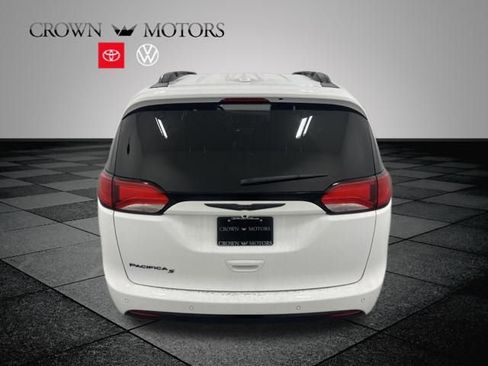 Used 2019 Chrysler Pacifica Touring-L Plus w/ S Appearance Package image 5