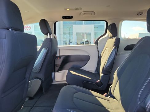 Used 2024 Chrysler Voyager LX image 11