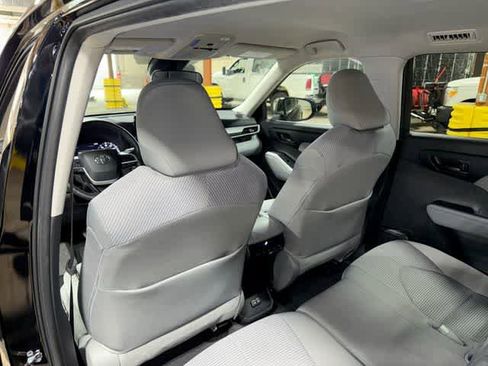 Used 2024 Toyota Highlander LE AWD/4WD image 28