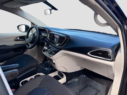 Used 2020 Chrysler Voyager L FWD image 28