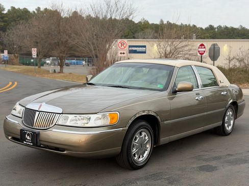 Used 2001 Lincoln Town Car Signature image 4