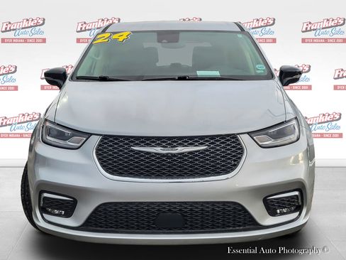 Used 2024 Chrysler Pacifica Touring-L image 3